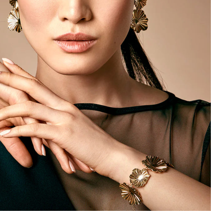 Pulsera Viceroy de Acero Dorado con Placas de Flores