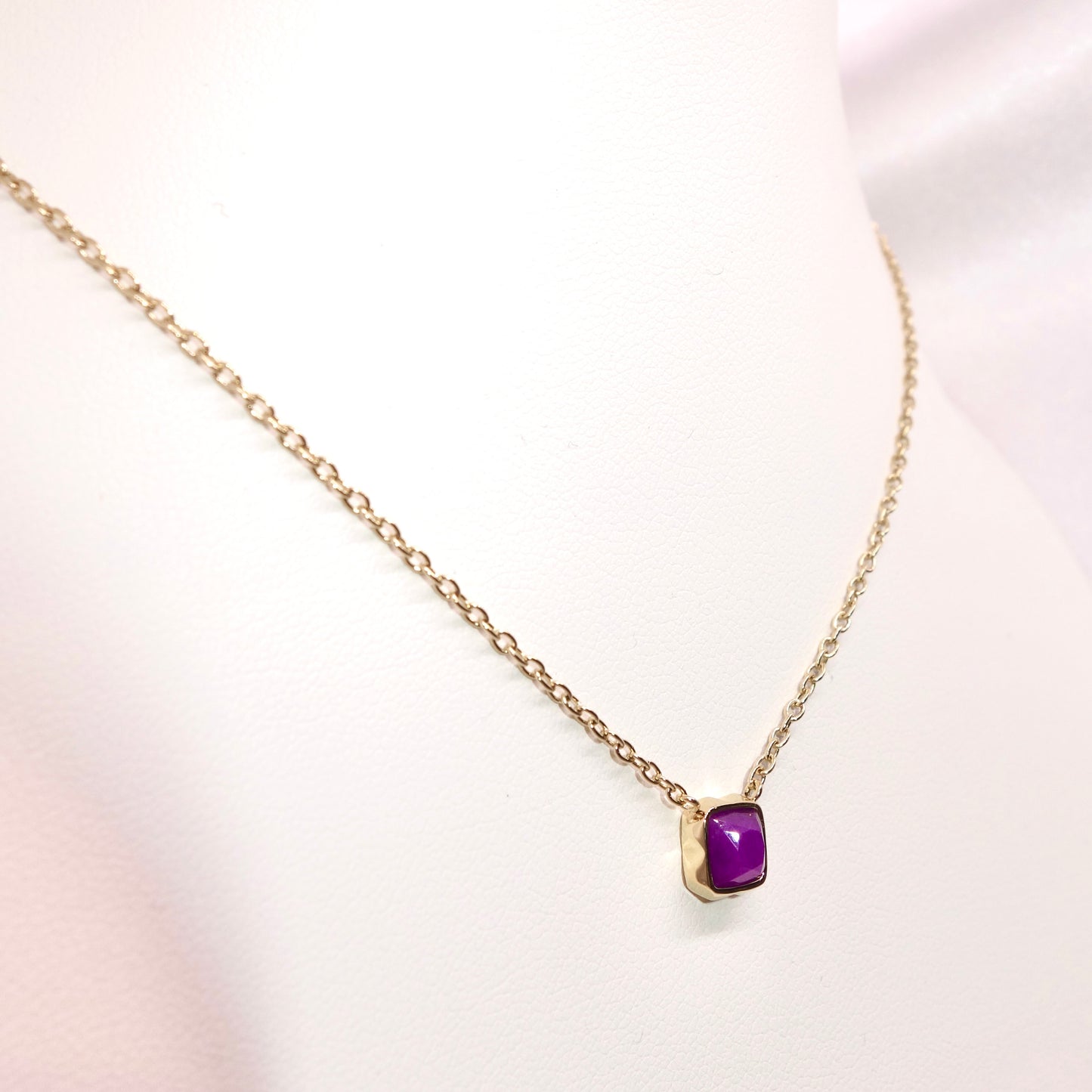 Collar dorado con piedra natal de febrero y sugilita