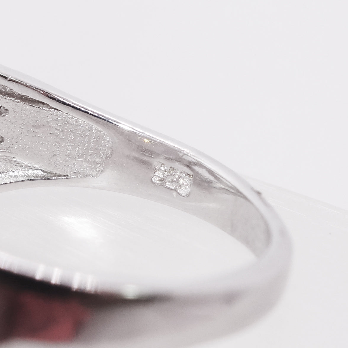 Anillo de Plata Entrecruzado con Circonitas y Rodiado