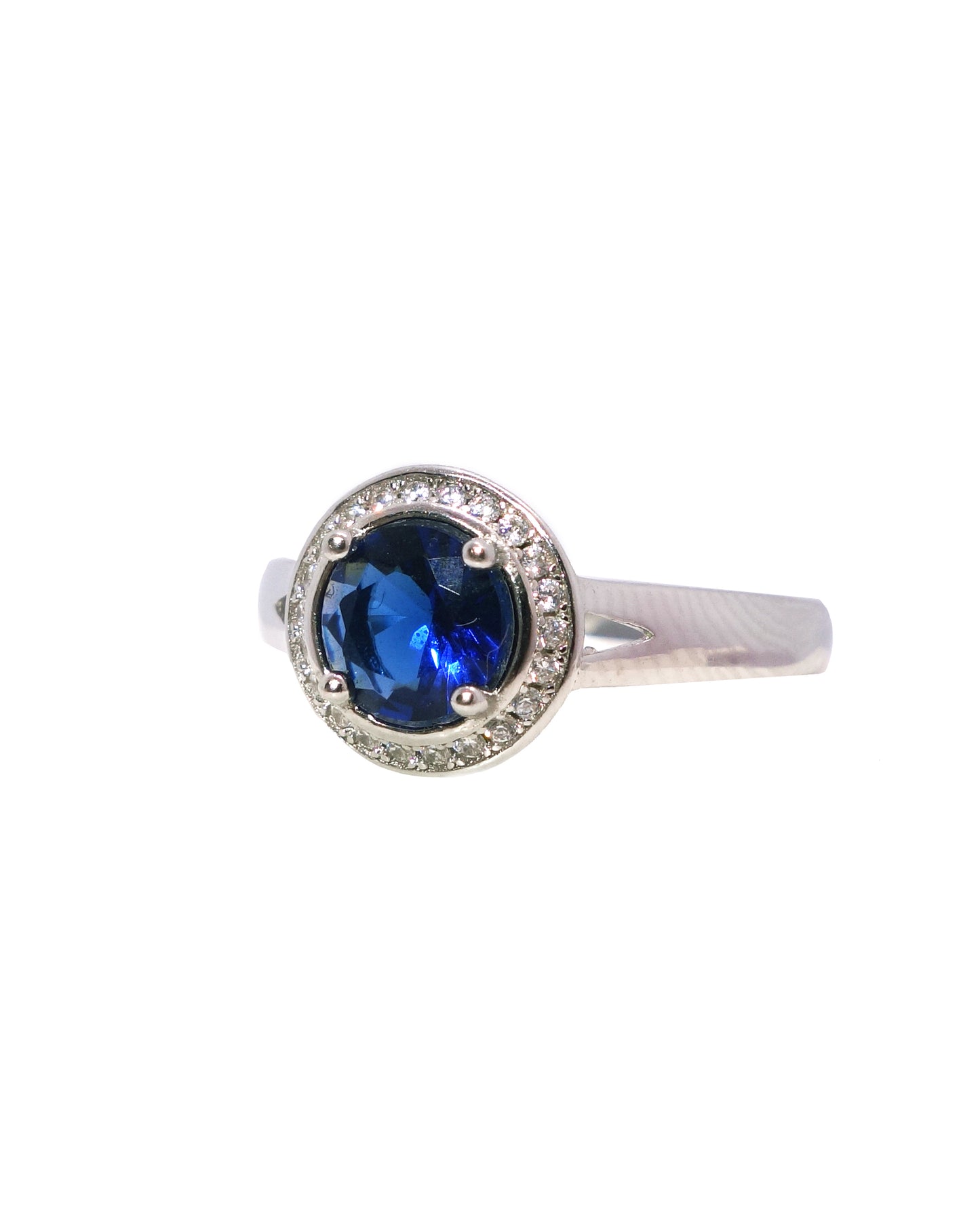 Anillo de Plata Rodiada con Piedra Azul y Circonitas