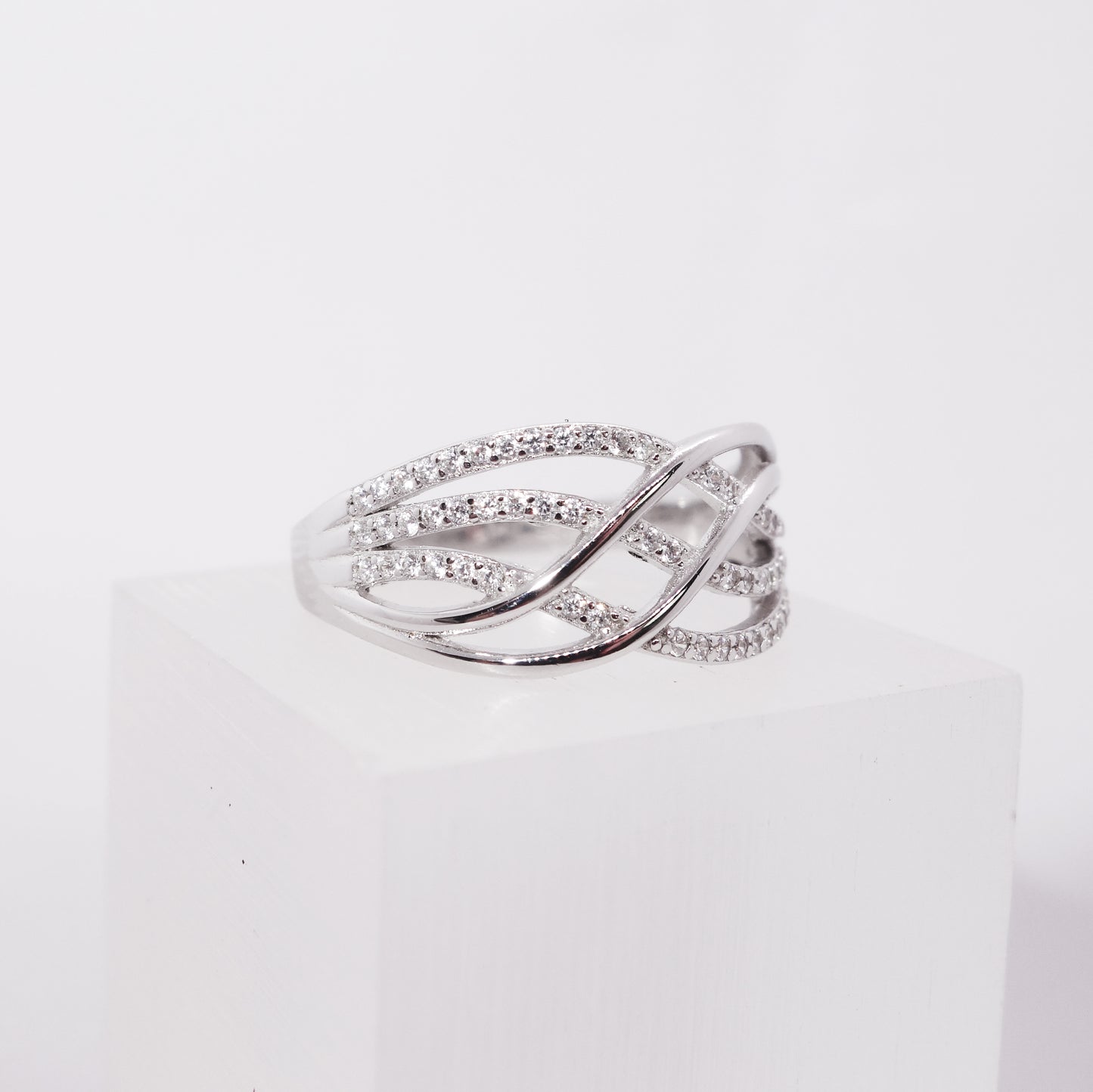 Anillo de Plata Entrecruzado con Circonitas y Rodiado
