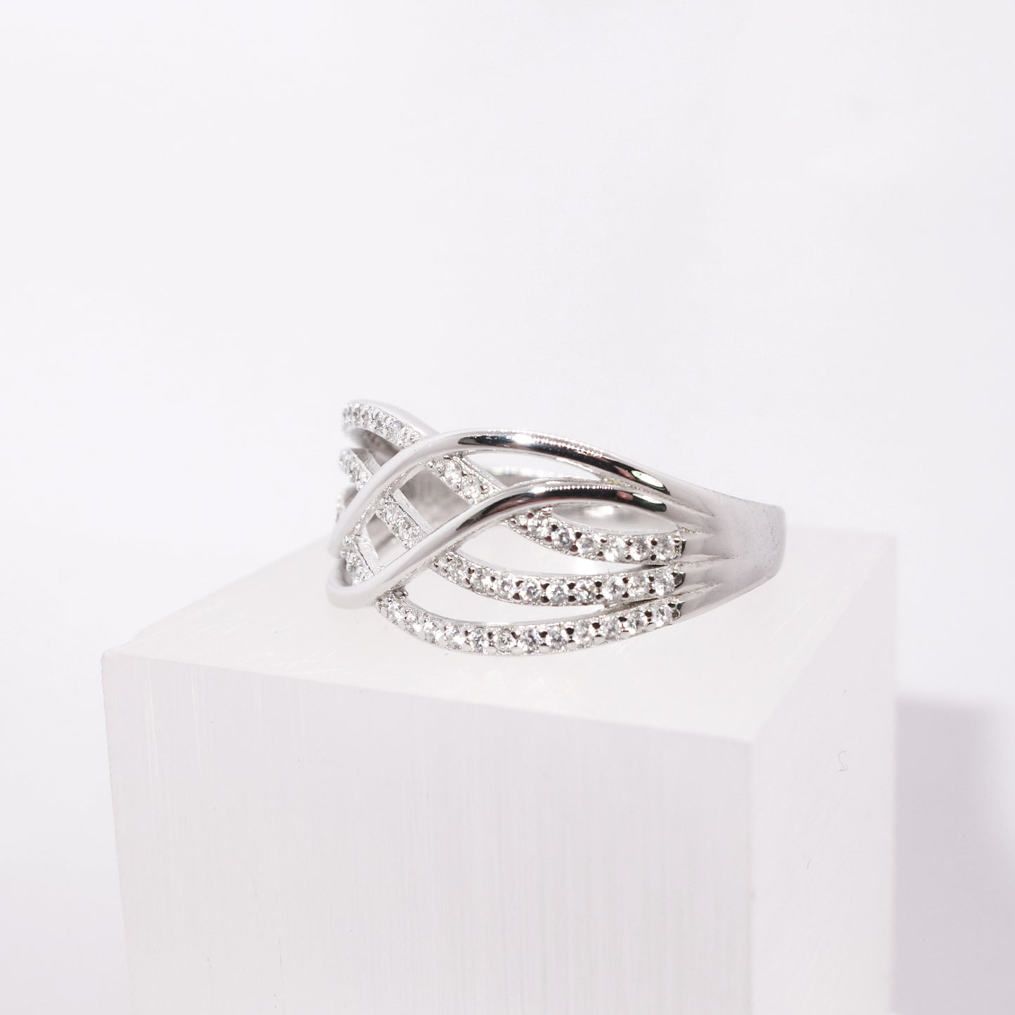 Anillo de Plata Entrecruzado con Circonitas y Rodiado