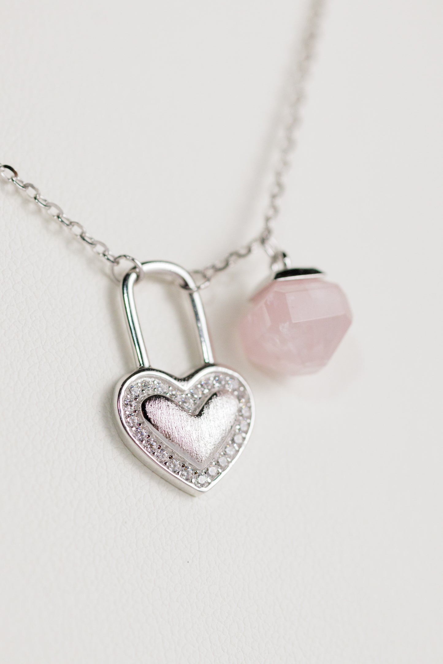 Colgante Amuleto Amor Candado Corazón Cuarzo Rosa Plata De Ley Aruale Joyas